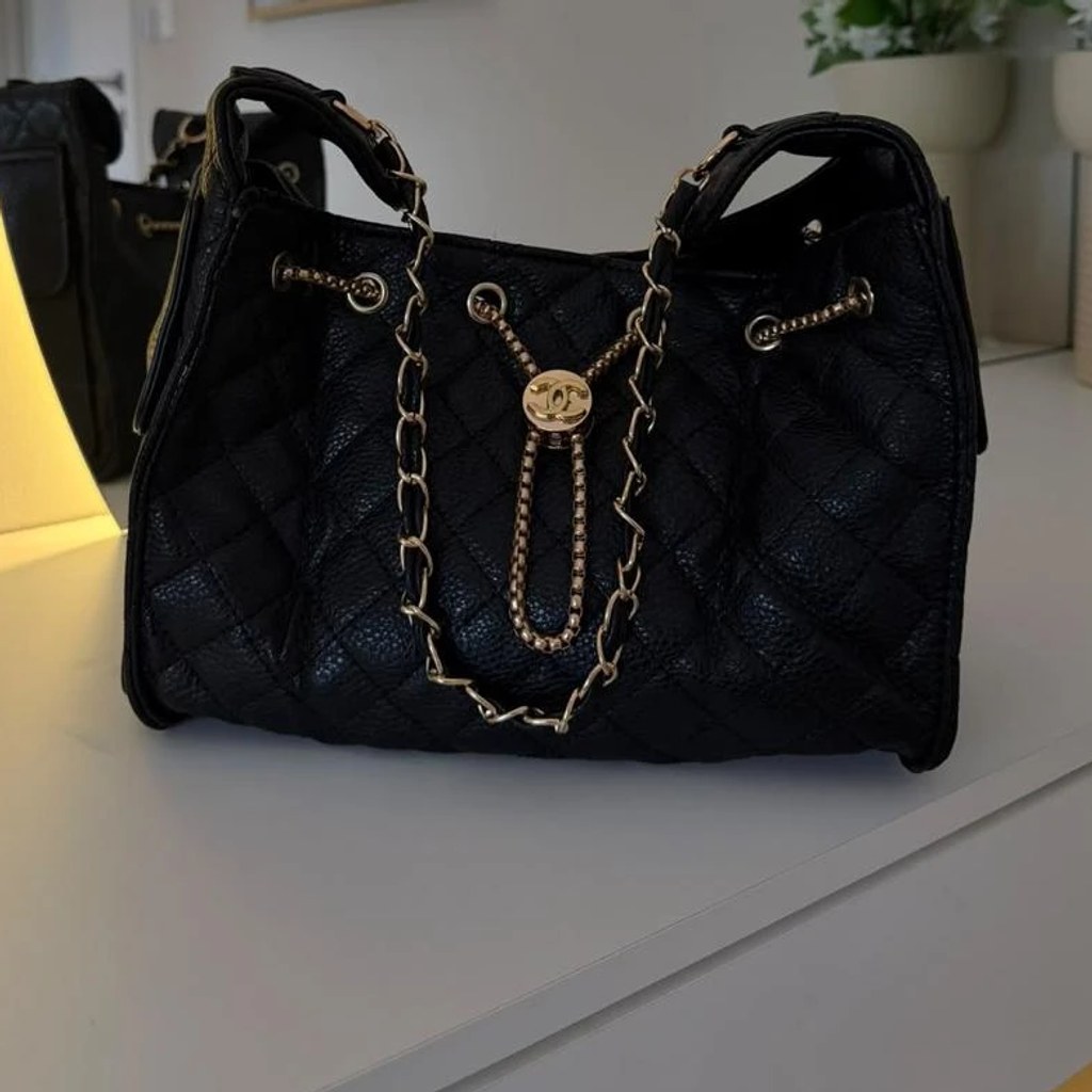 Chanel Edición Limitada con Cadena — Negro